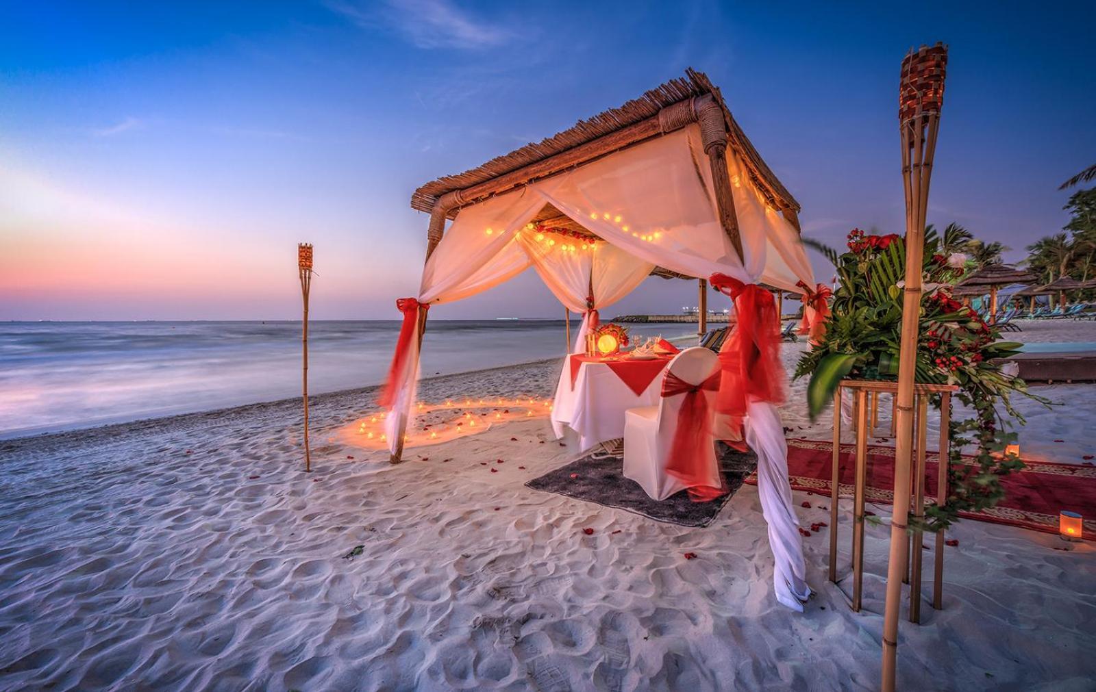โรงแรมอัจมาน ภายนอก รูปภาพ A beachside dinner in Pattaya, Thailand
