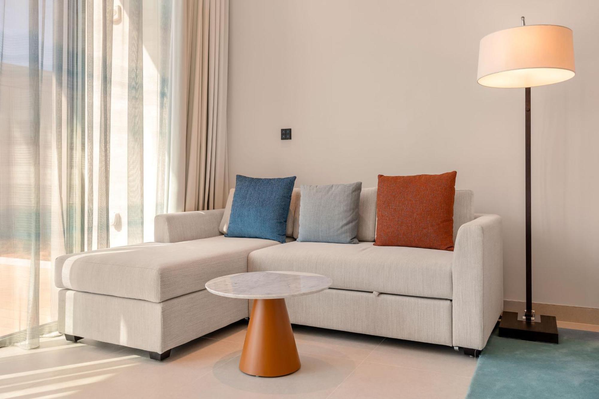 โรงแรมอัจมาน ภายนอก รูปภาพ A sofa
