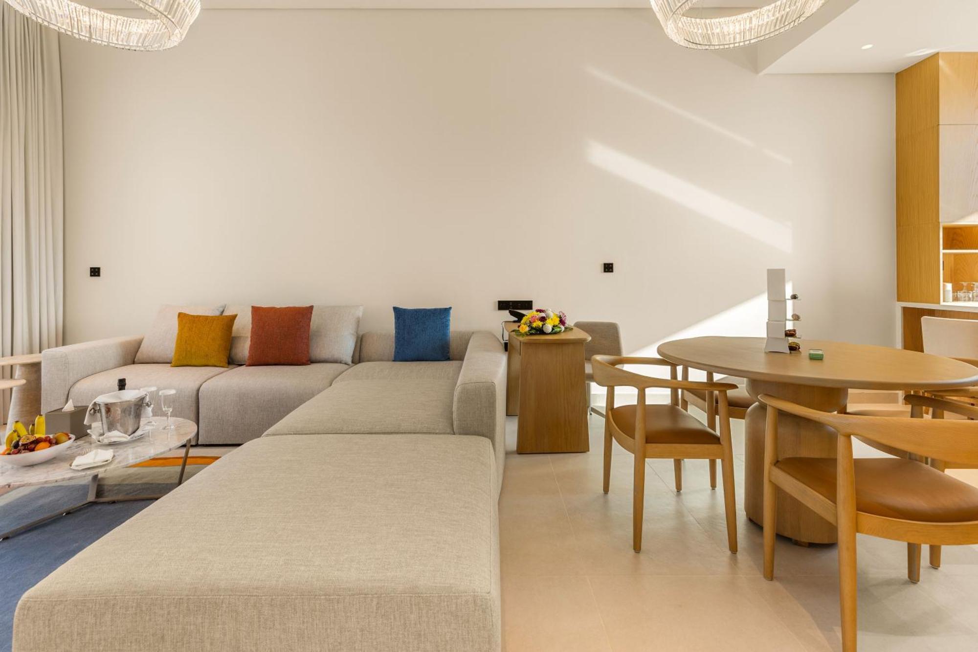 โรงแรมอัจมาน ภายนอก รูปภาพ A living room at the hotel