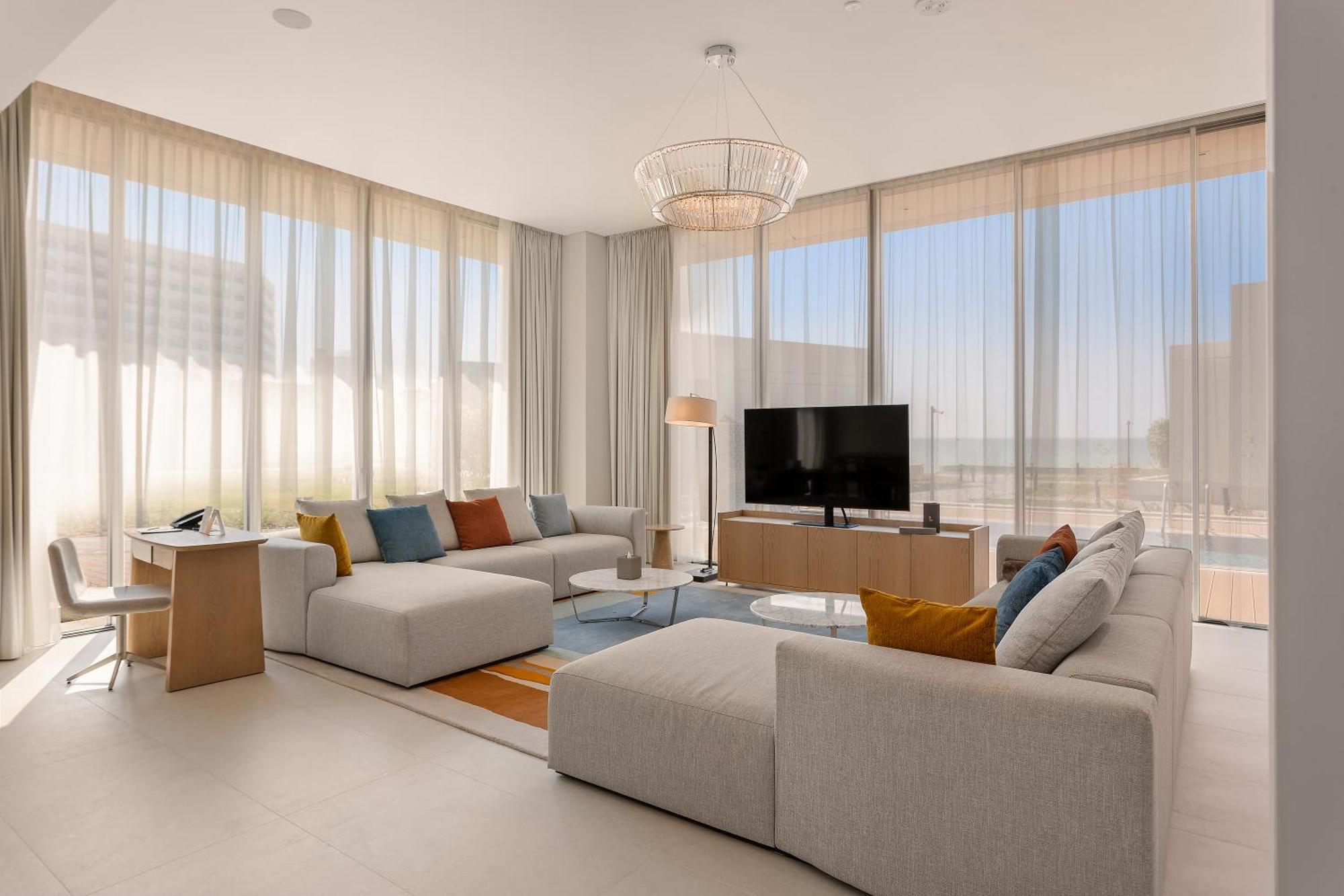 โรงแรมอัจมาน ภายนอก รูปภาพ The living room of a three-bedroom villa at The Edition