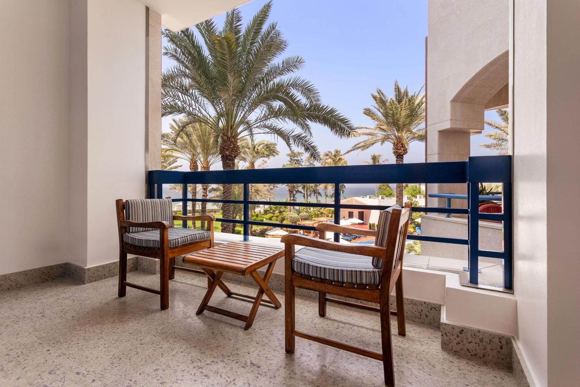 โรงแรมอัจมาน ภายนอก รูปภาพ A balcony at the Dead Sea