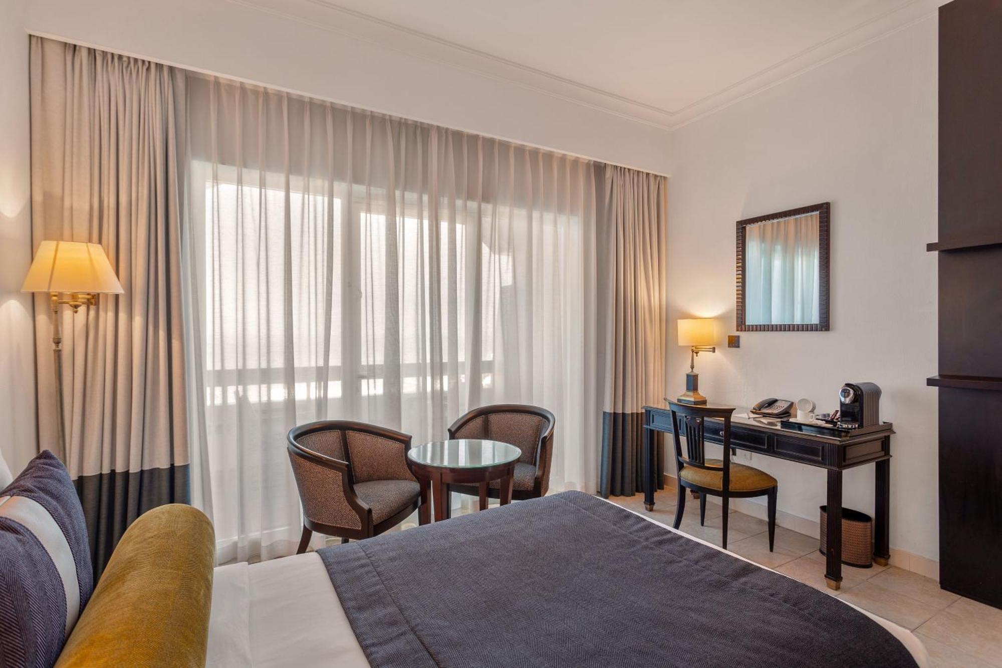 โรงแรมอัจมาน ภายนอก รูปภาพ A room at the hotel