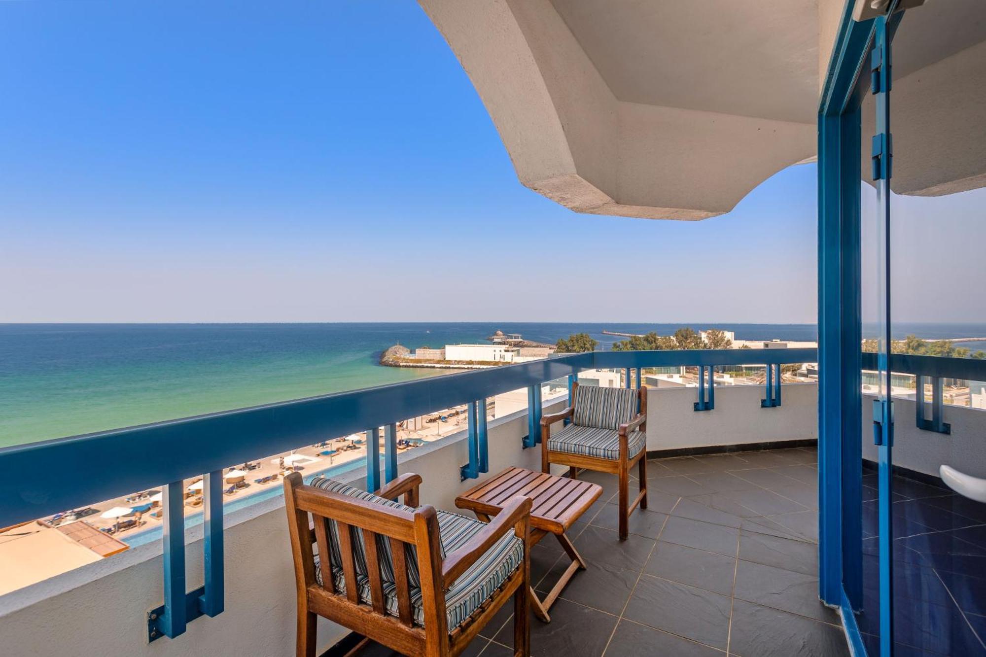 โรงแรมอัจมาน ภายนอก รูปภาพ Balcony of a suite
