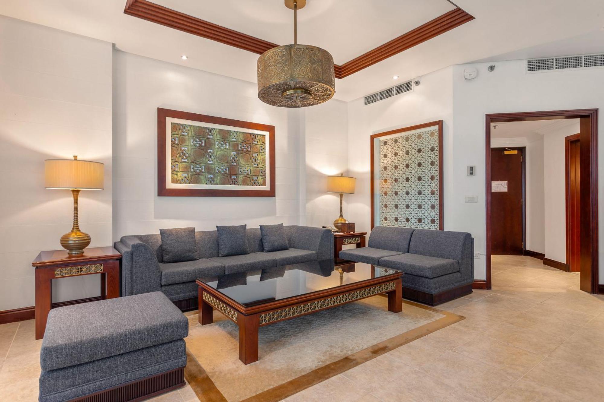 โรงแรมอัจมาน ภายนอก รูปภาพ A living room at the hotel